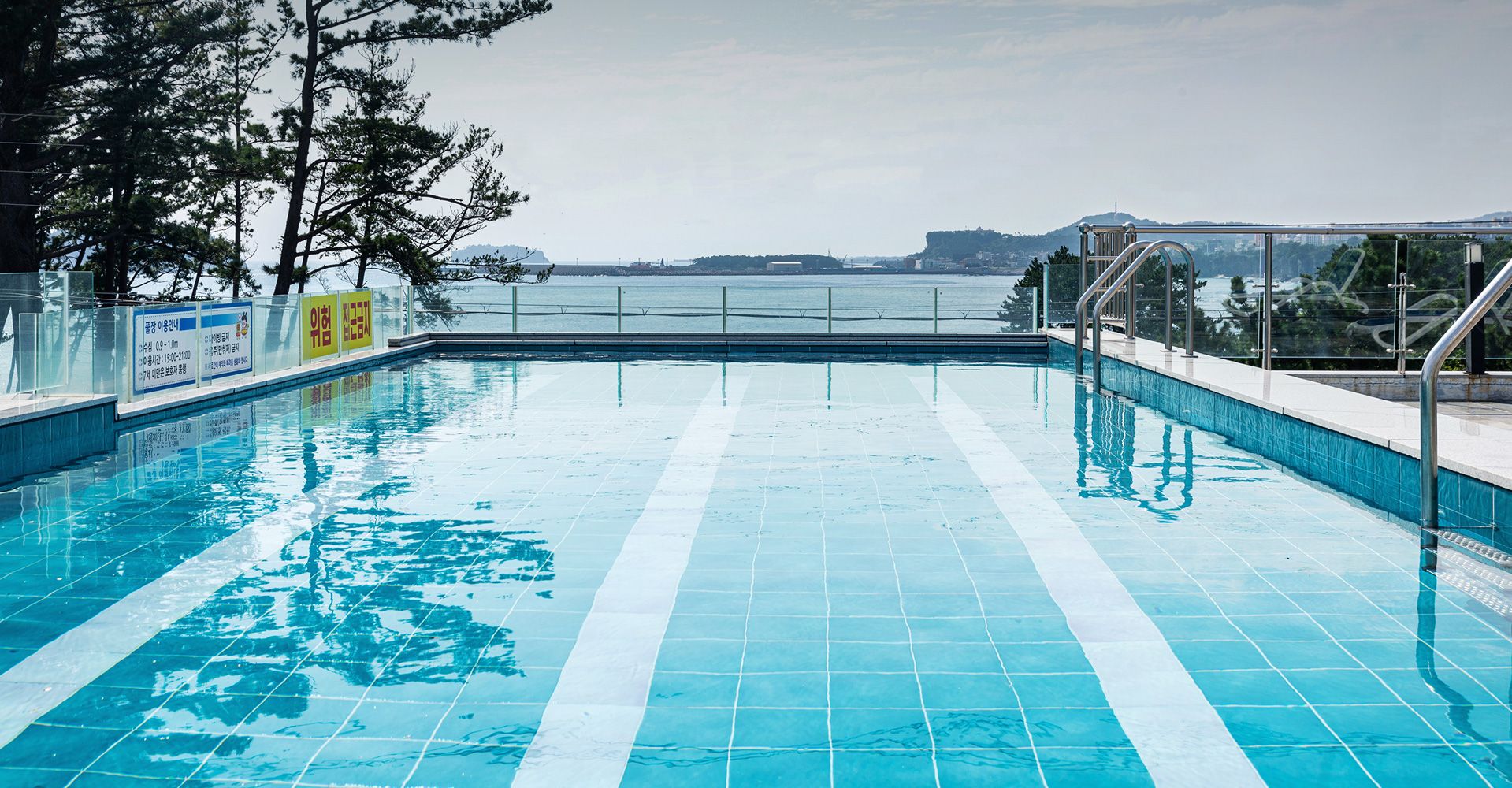 حوض السباحة