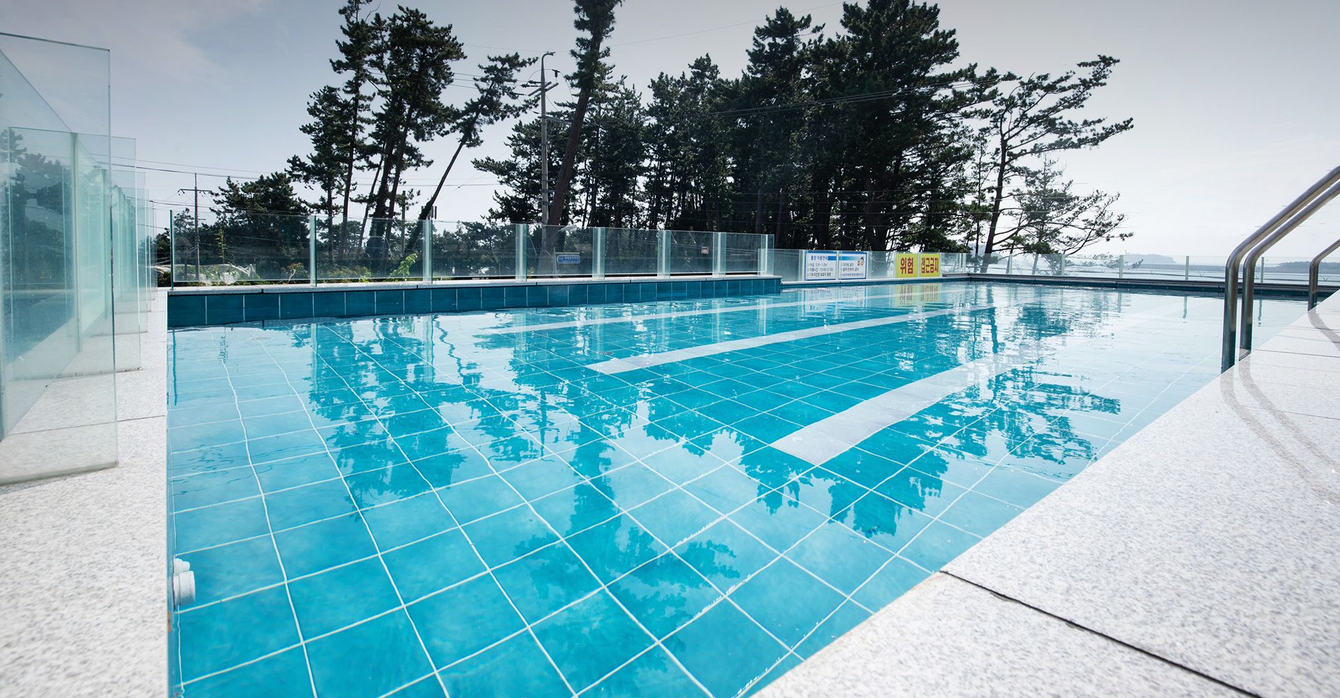 حوض السباحة