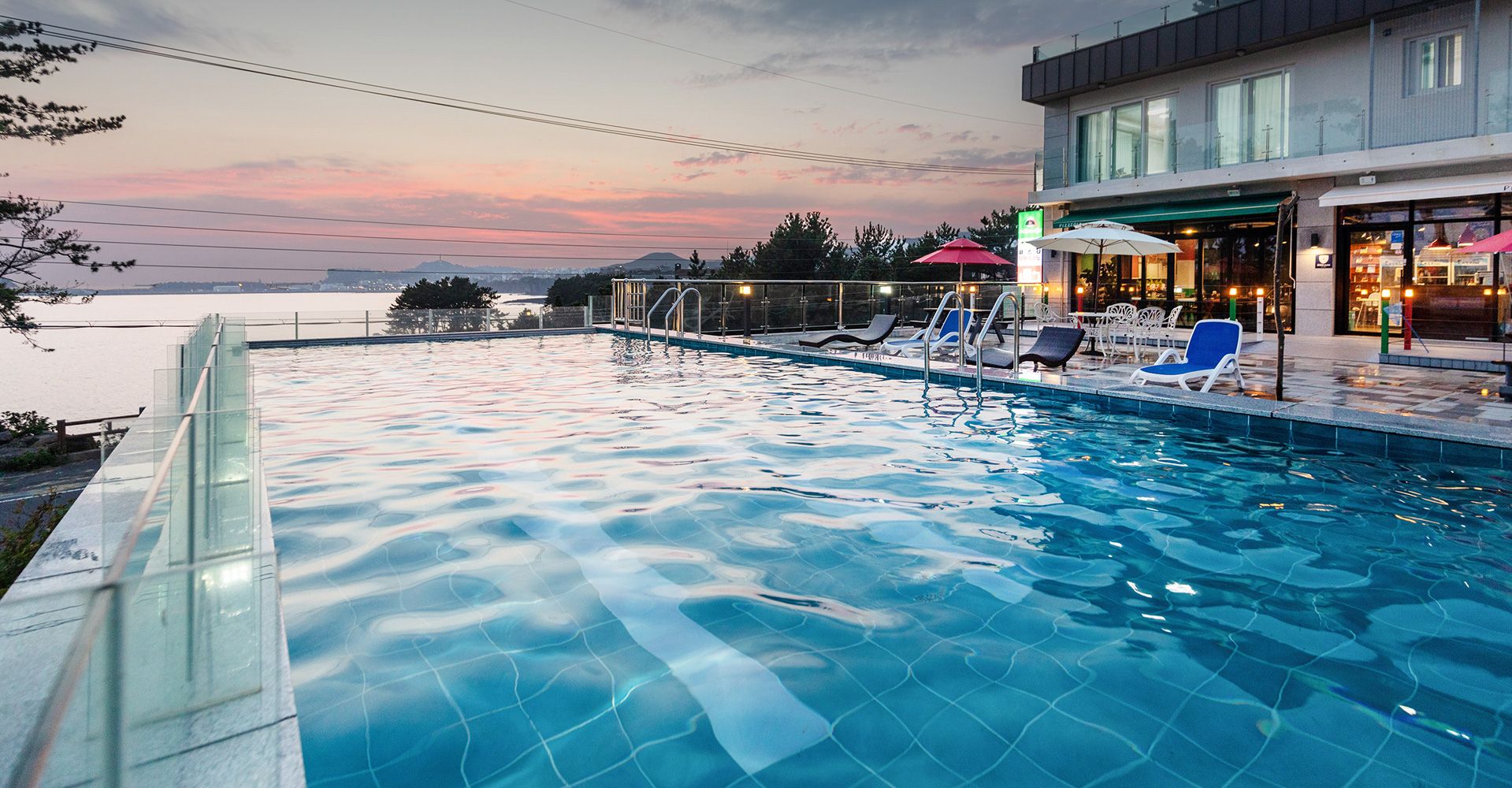 حوض السباحة