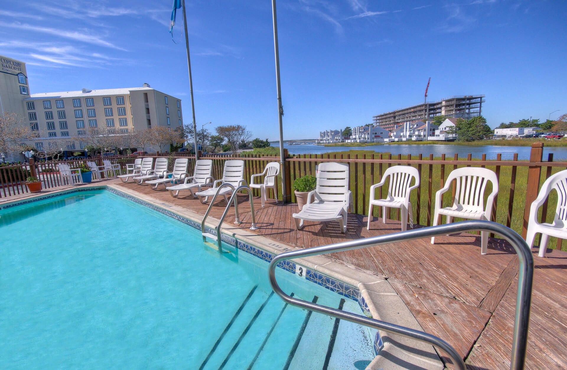 حوض السباحة