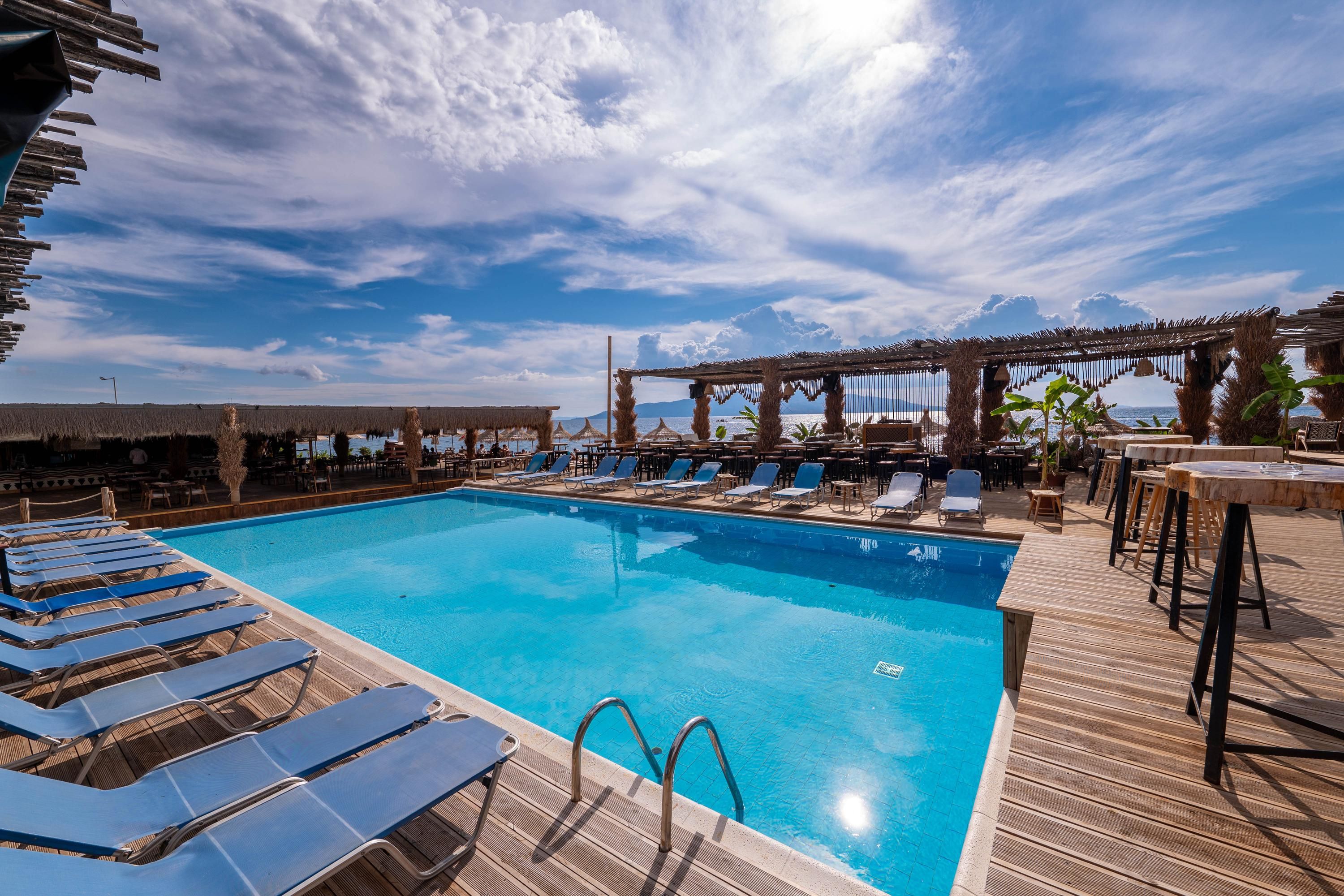 حوض السباحة