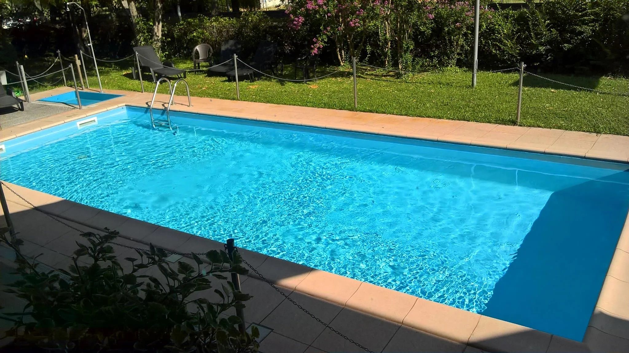 حوض السباحة