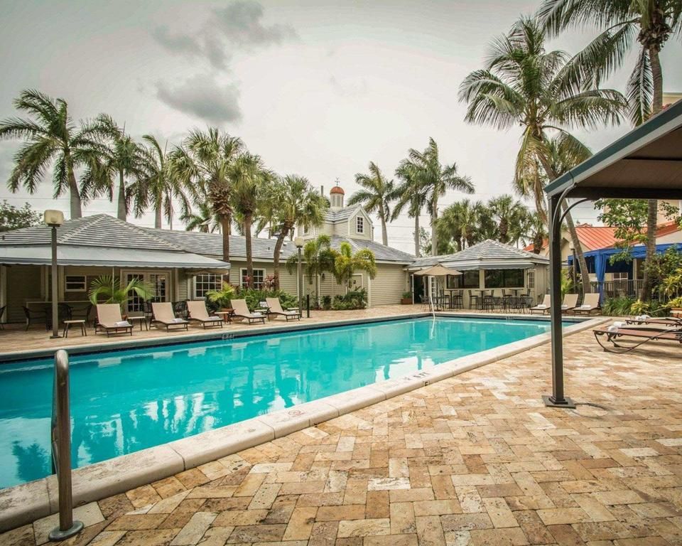 حوض السباحة