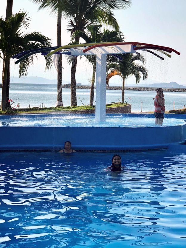 حوض السباحة