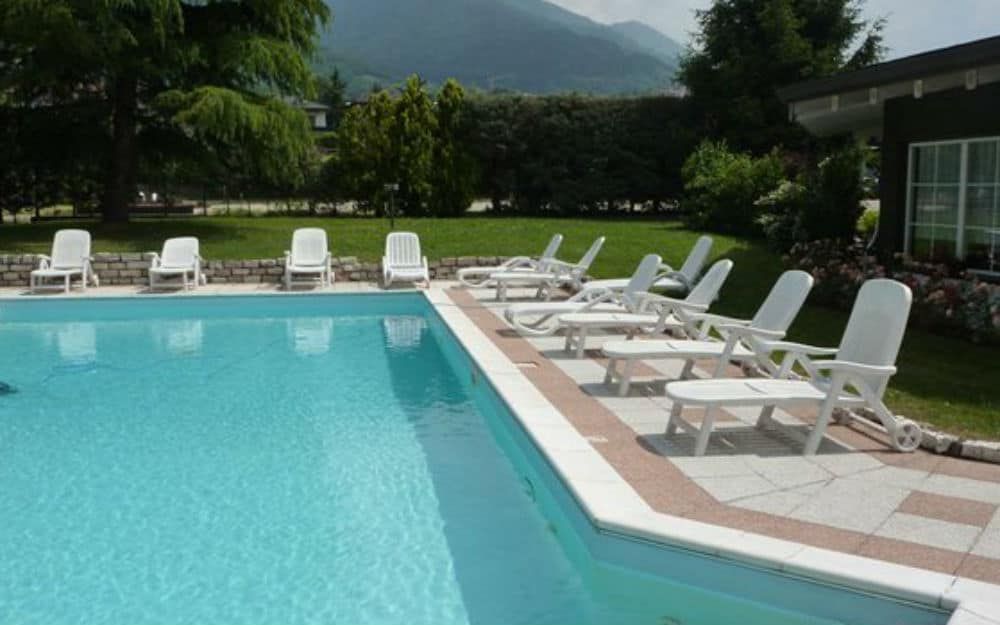 حوض السباحة