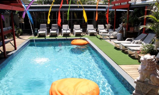 حوض السباحة