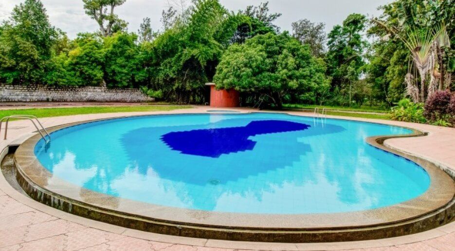 حوض السباحة