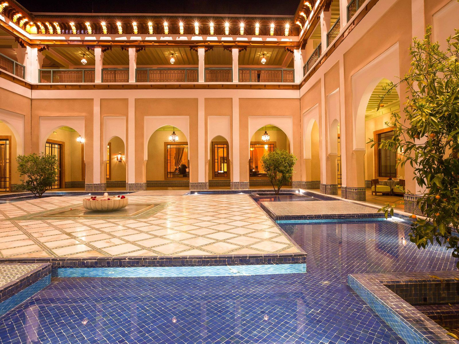 حوض السباحة