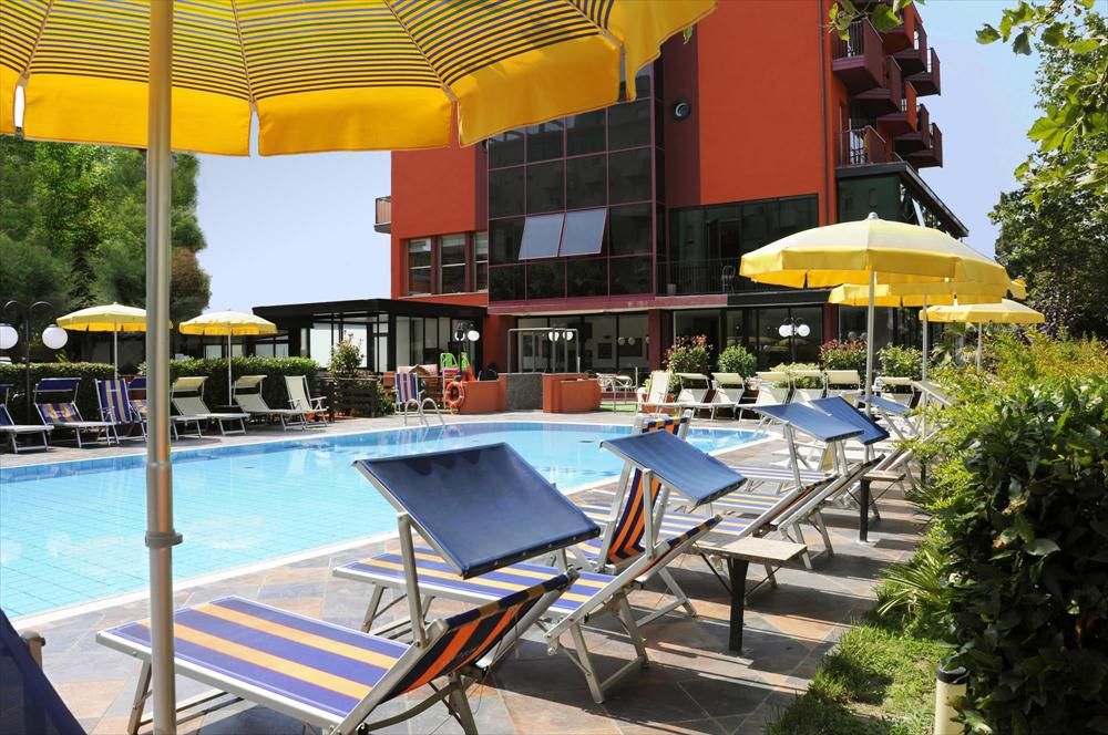 حوض السباحة صورة