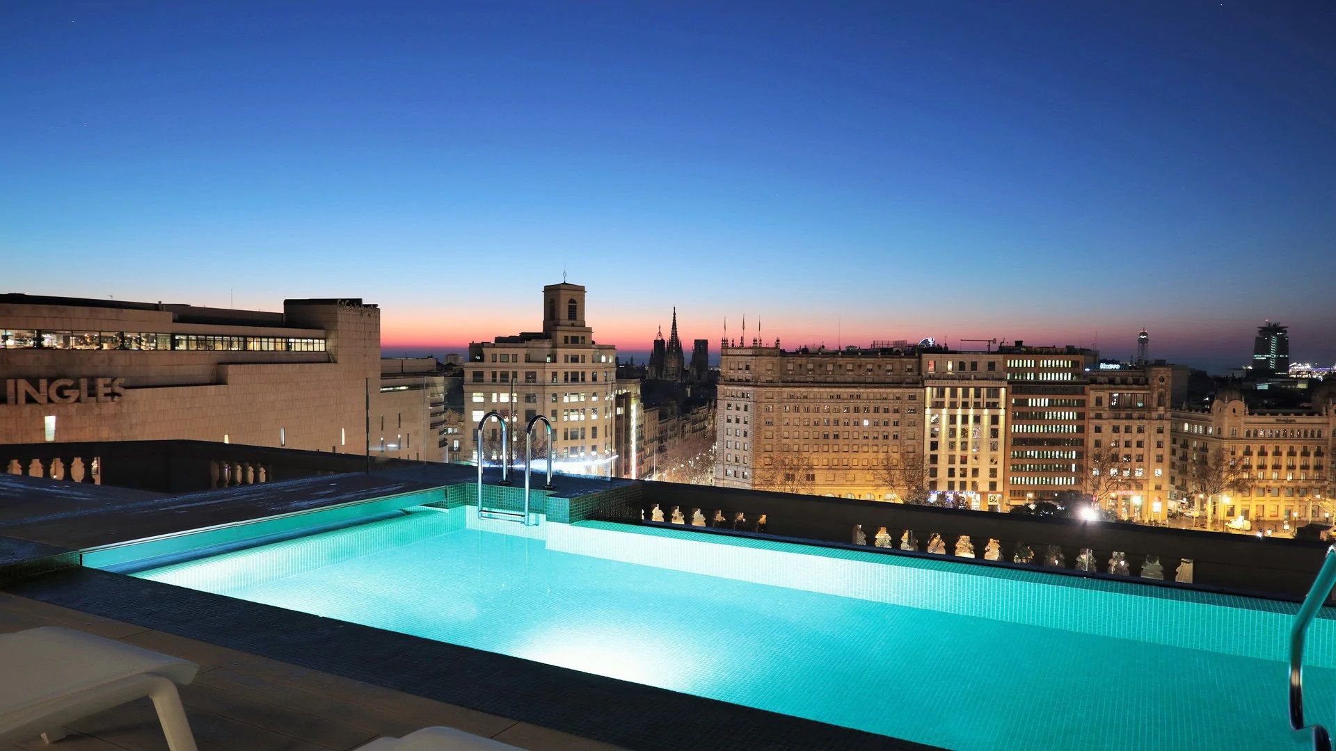 حوض السباحة