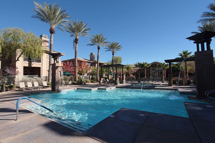 حوض السباحة