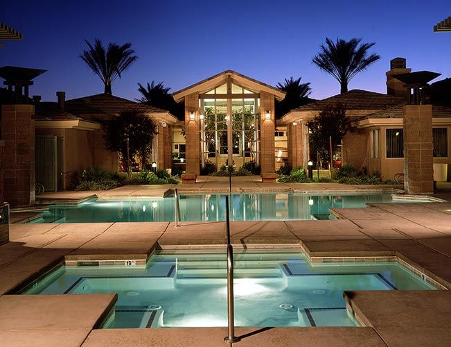 حوض السباحة