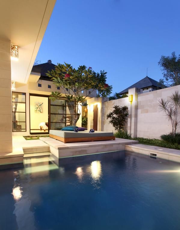 حوض السباحة