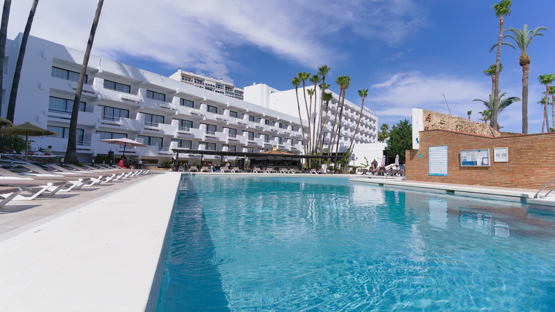 حوض السباحة صورة