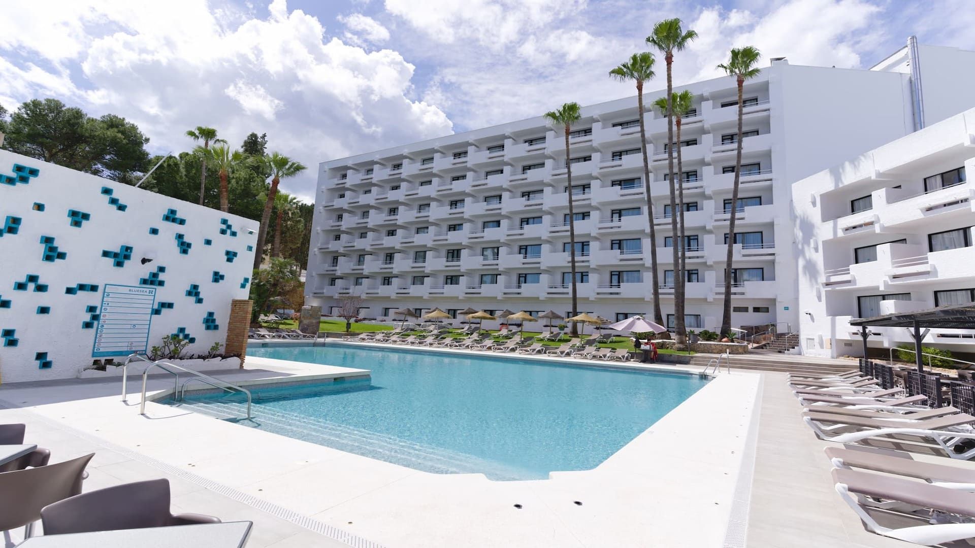 حوض السباحة