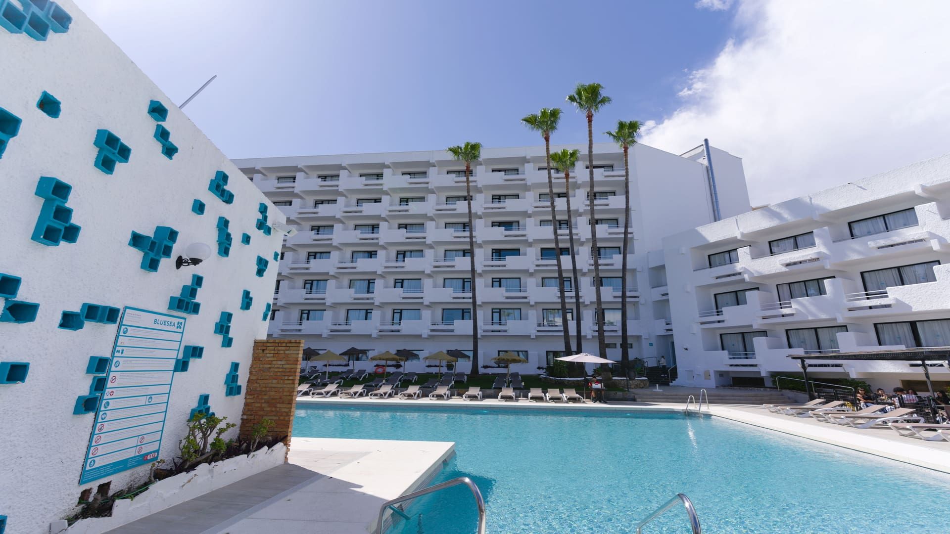 حوض السباحة