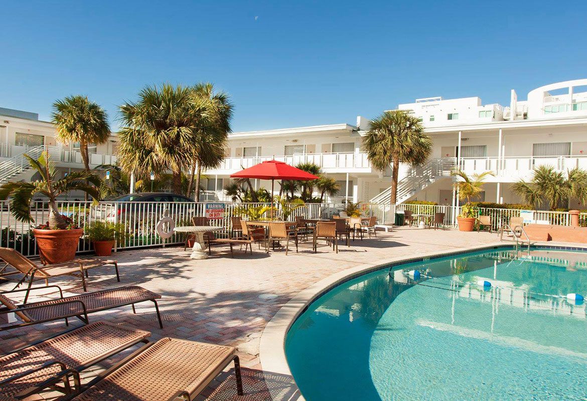 حوض السباحة