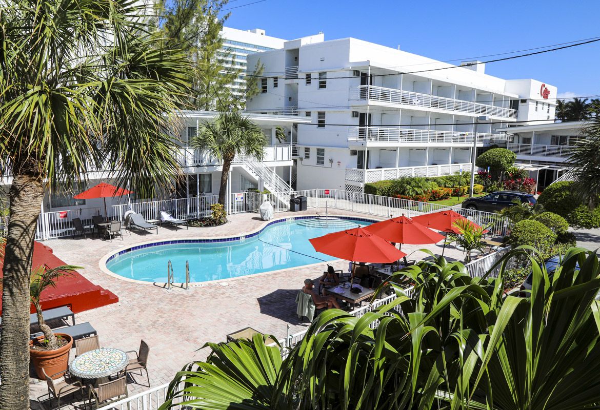 حوض السباحة