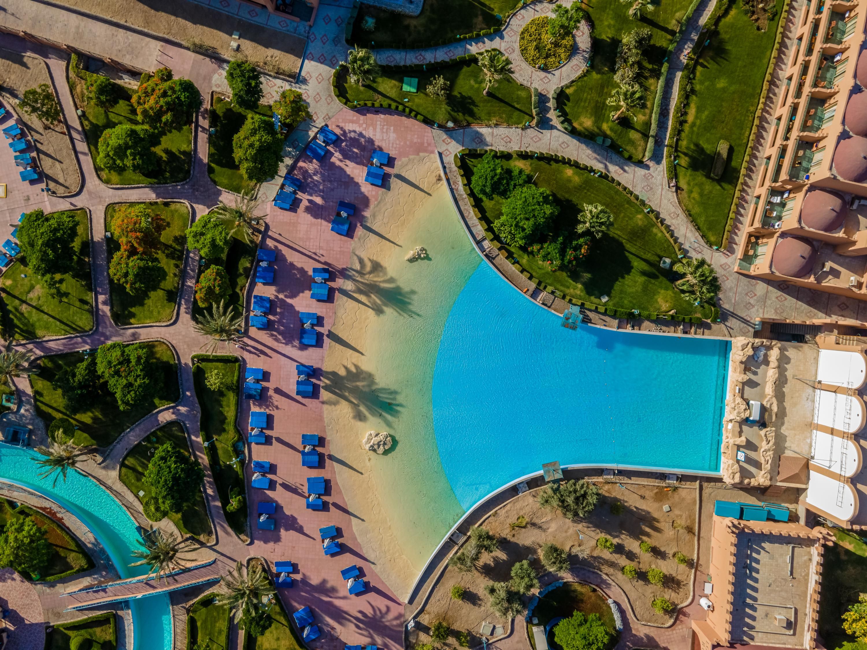 حوض السباحة