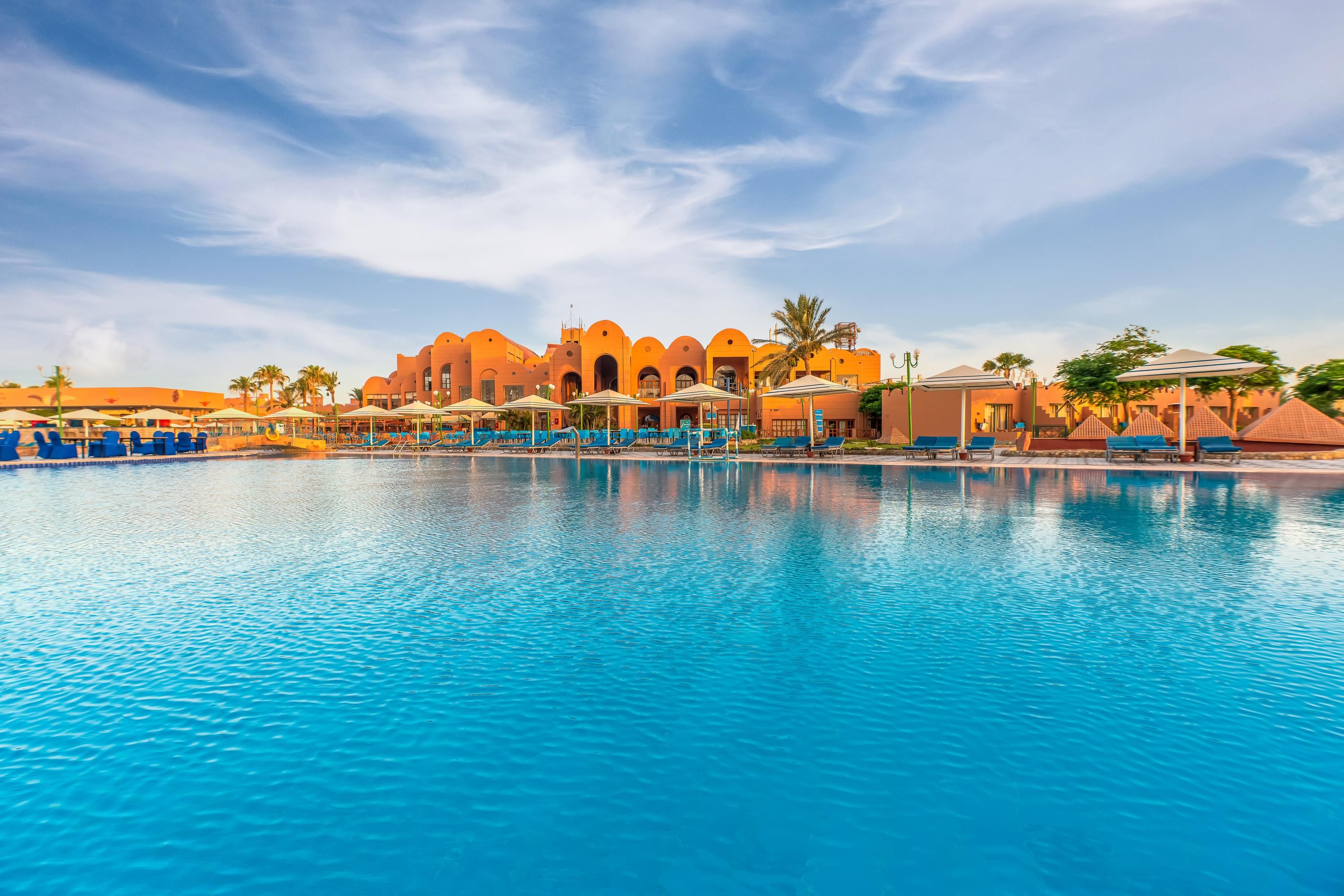 حوض السباحة