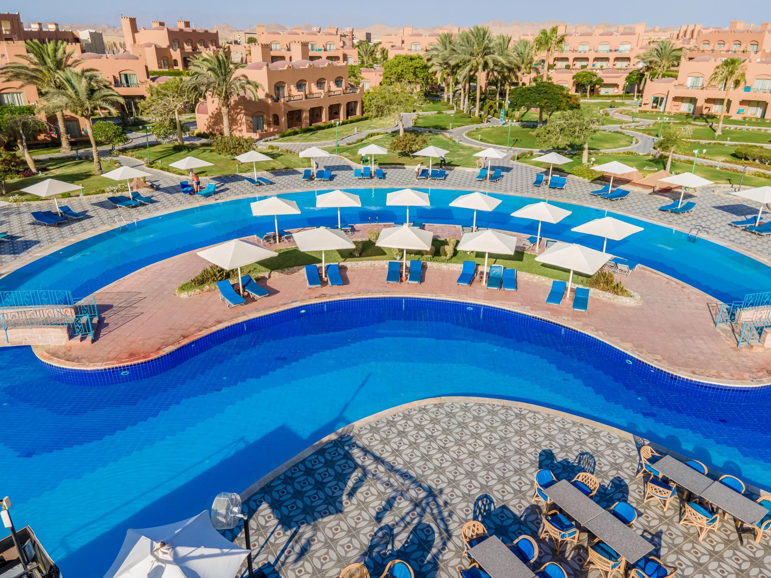 حوض السباحة