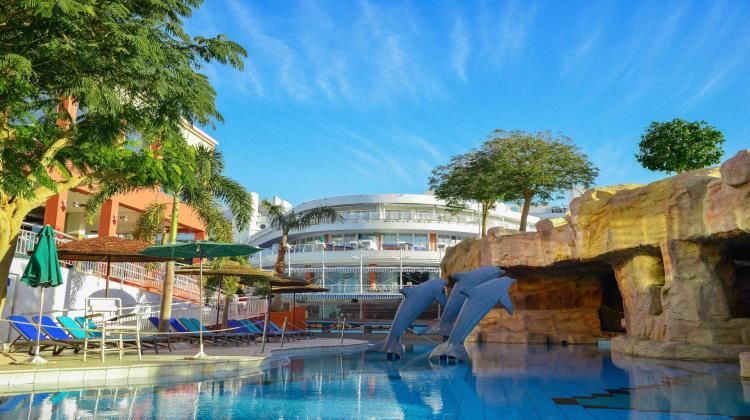 حوض السباحة