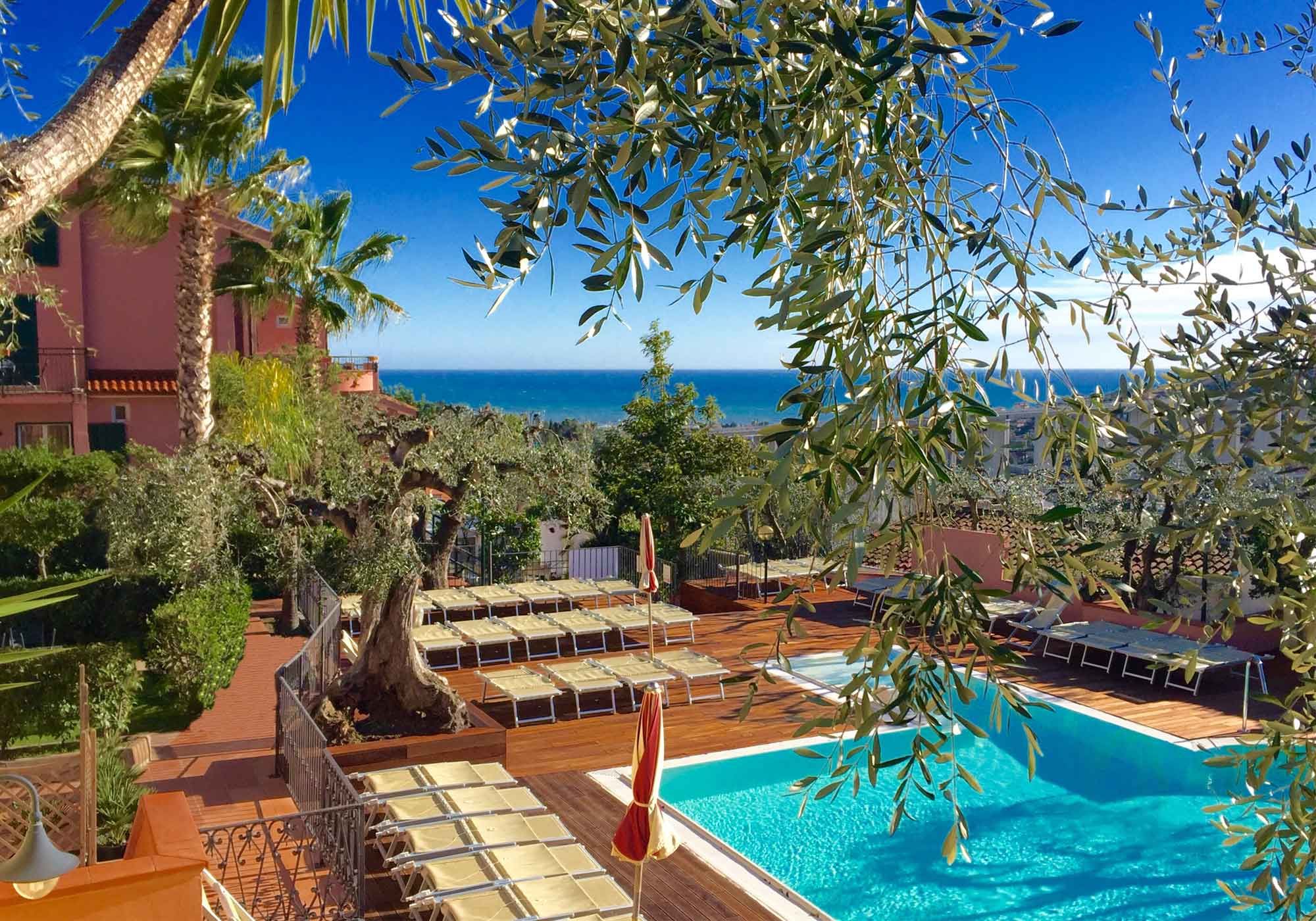 حوض السباحة