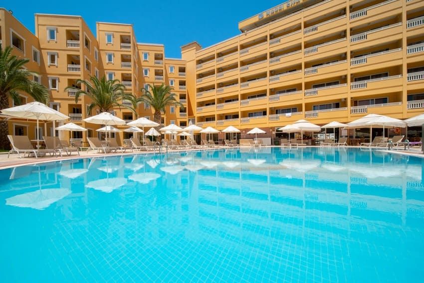 حوض السباحة