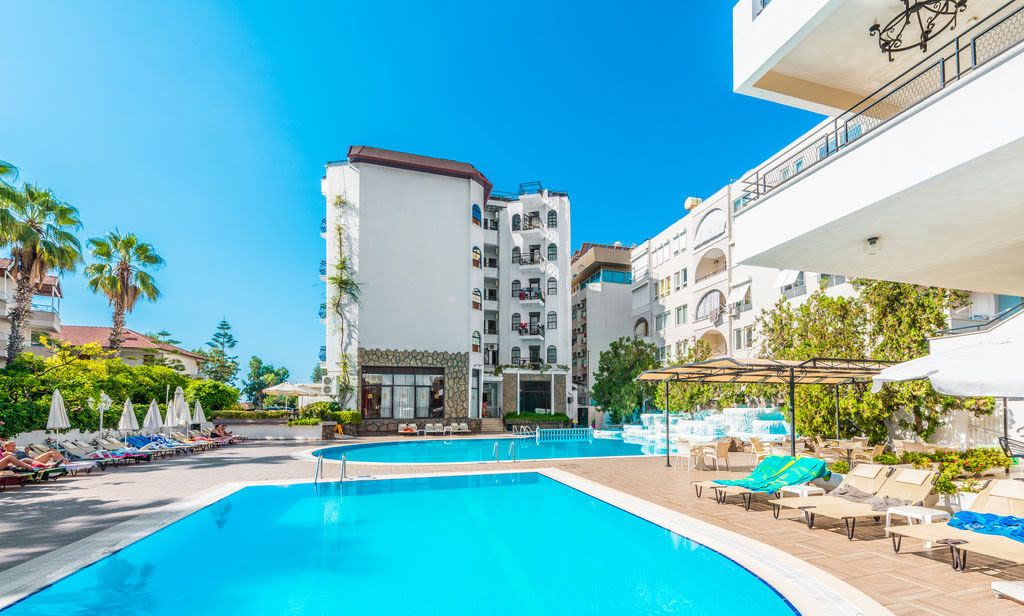 حوض السباحة