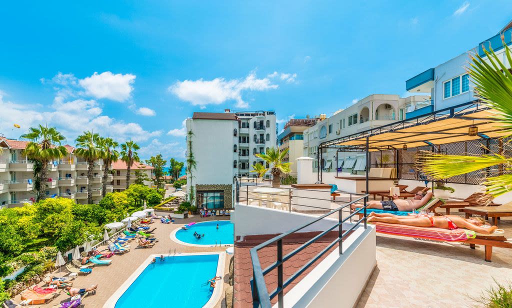 حوض السباحة