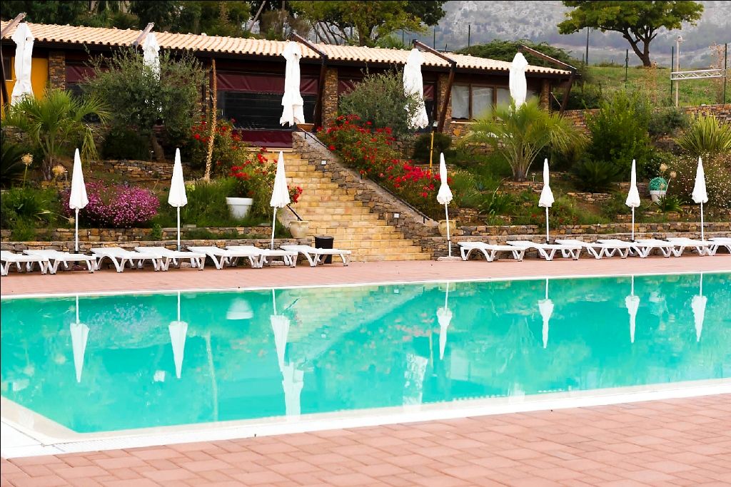 حوض السباحة