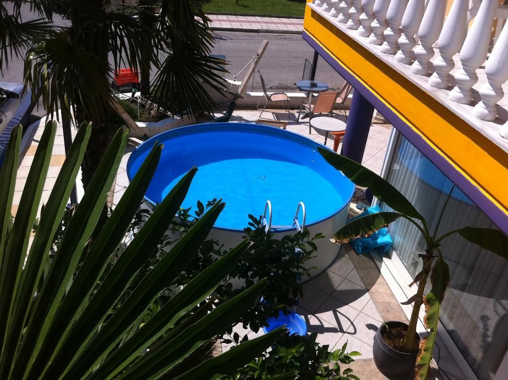 حوض السباحة