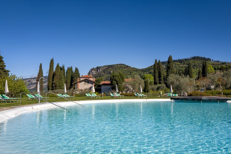 حوض السباحة