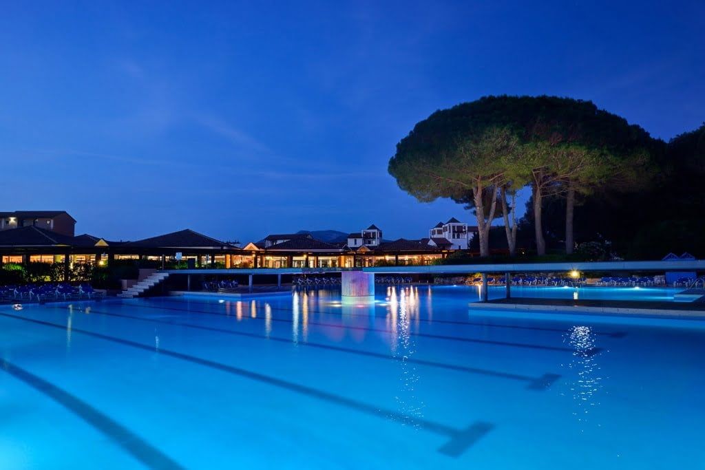 حوض السباحة