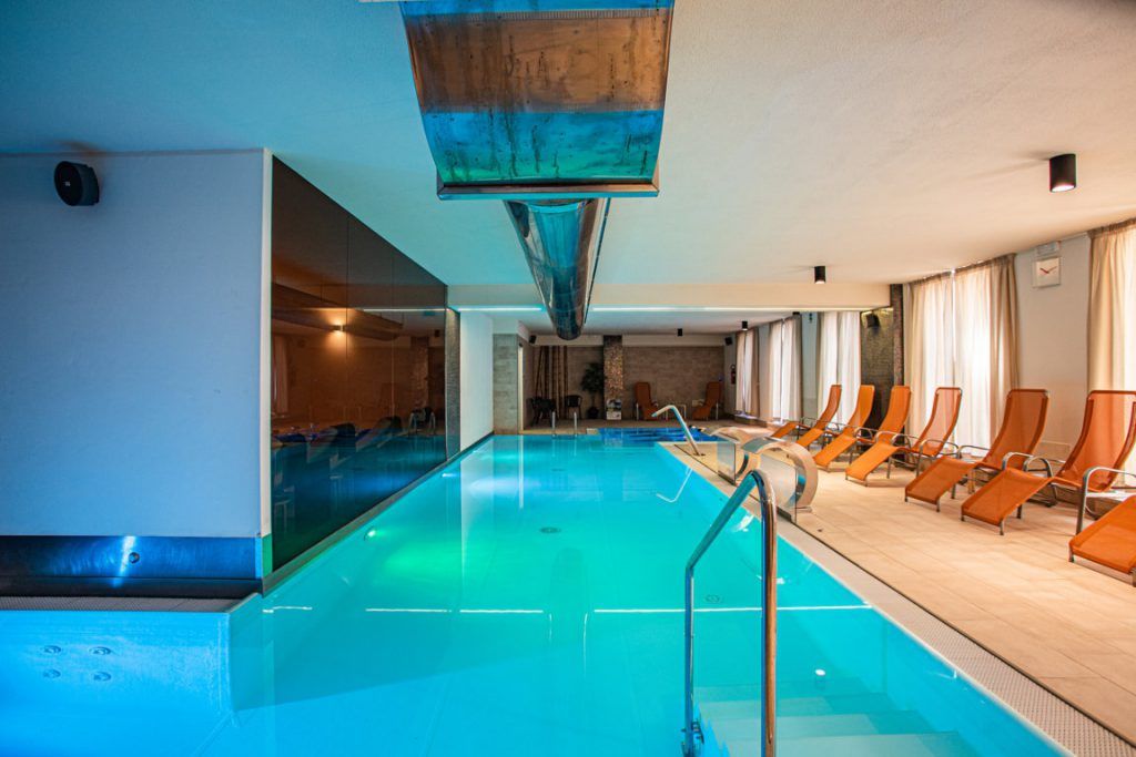 حوض السباحة