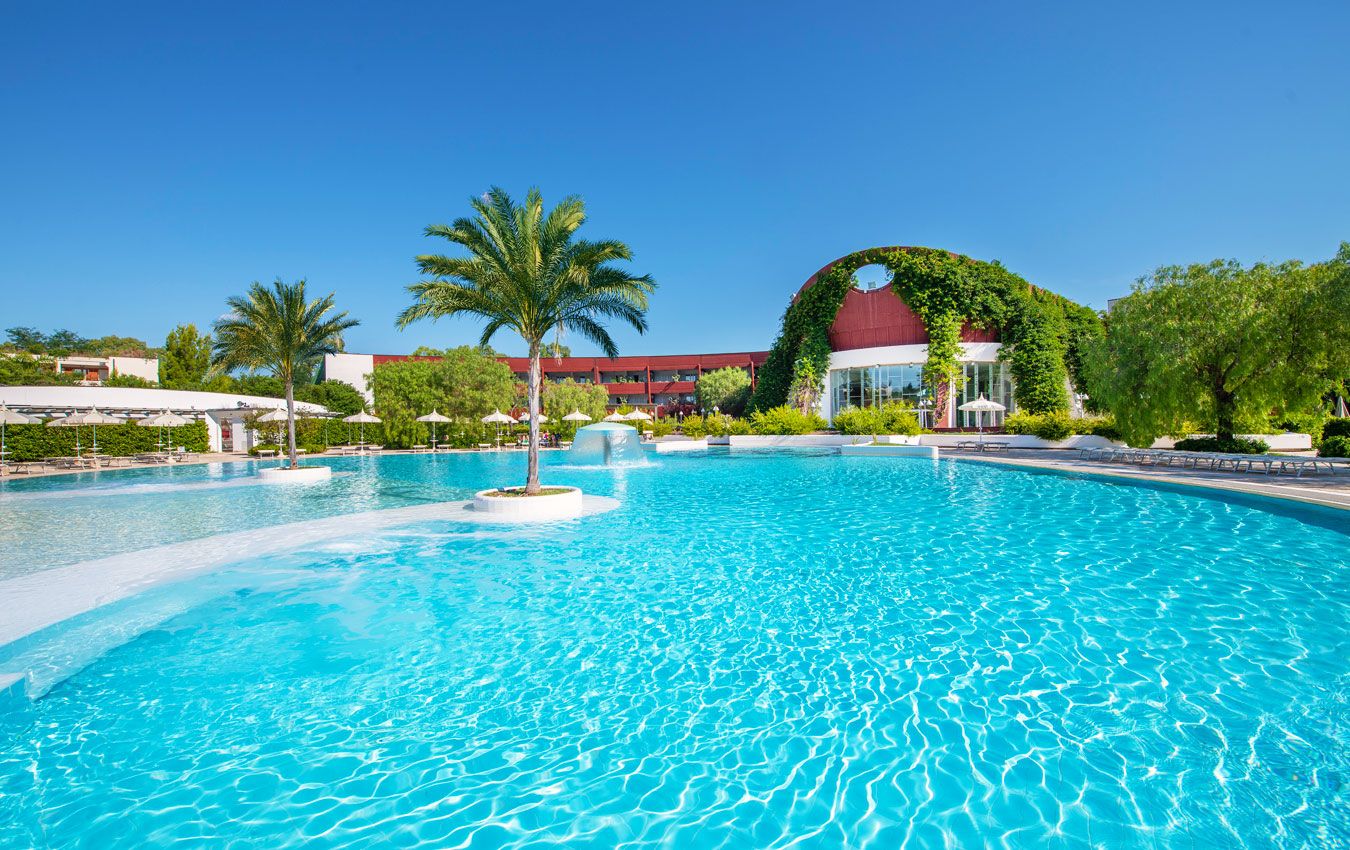 حوض السباحة