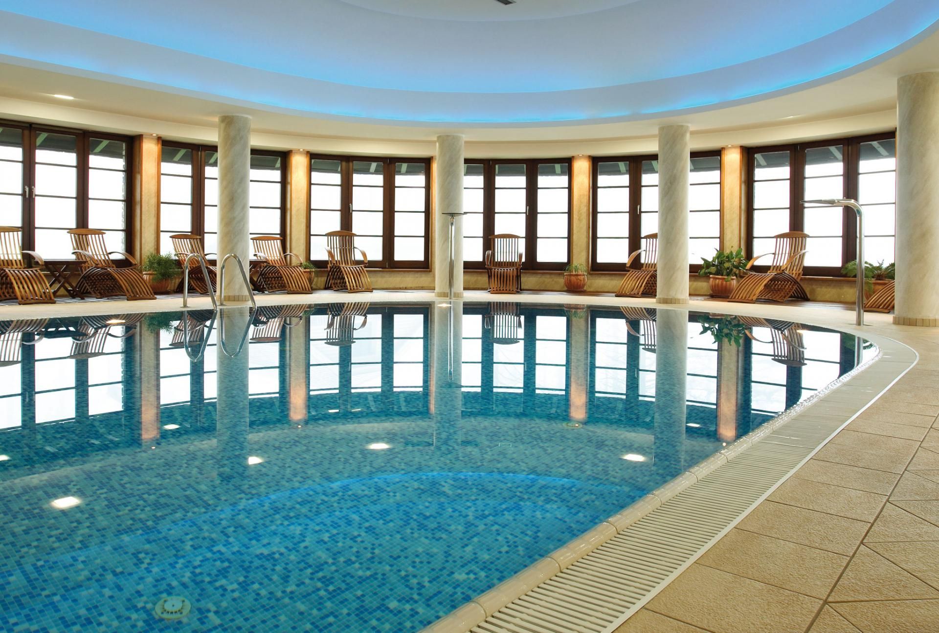 حوض السباحة