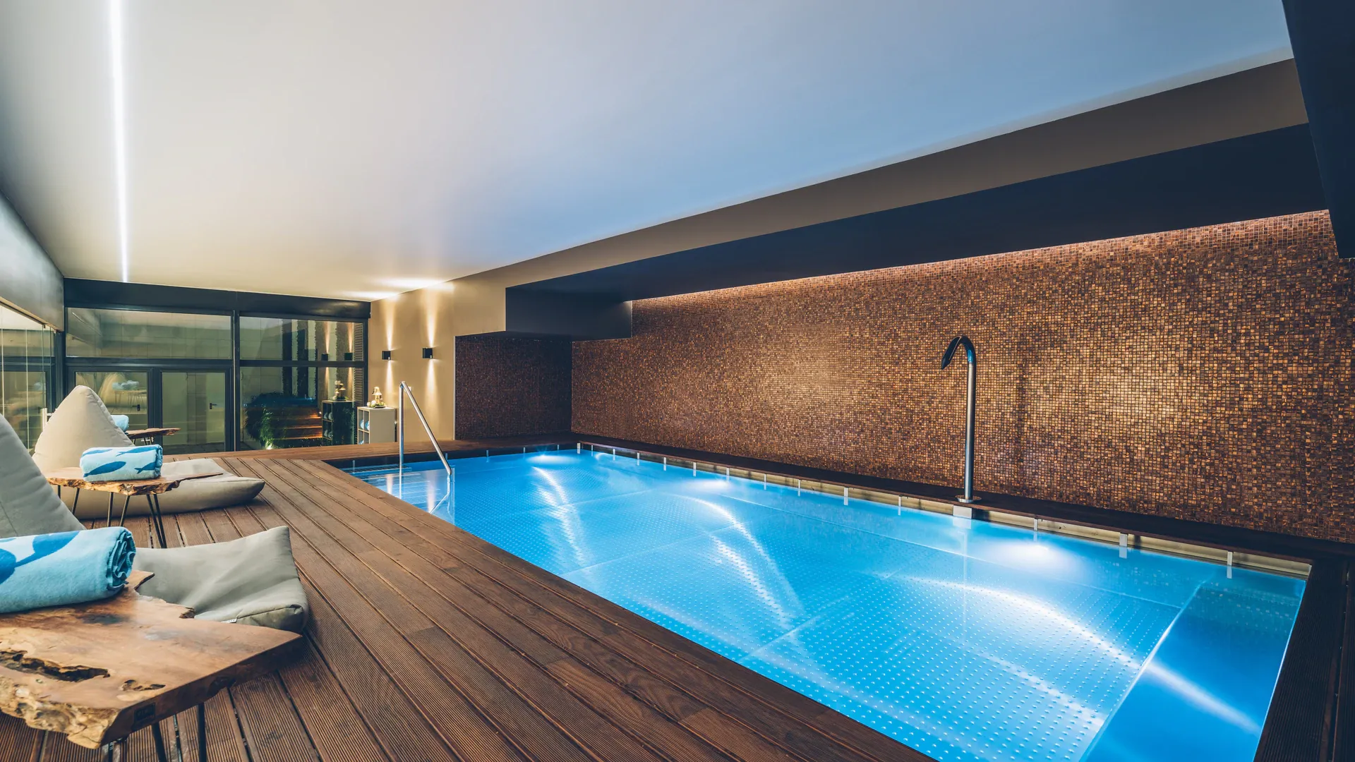 حوض السباحة