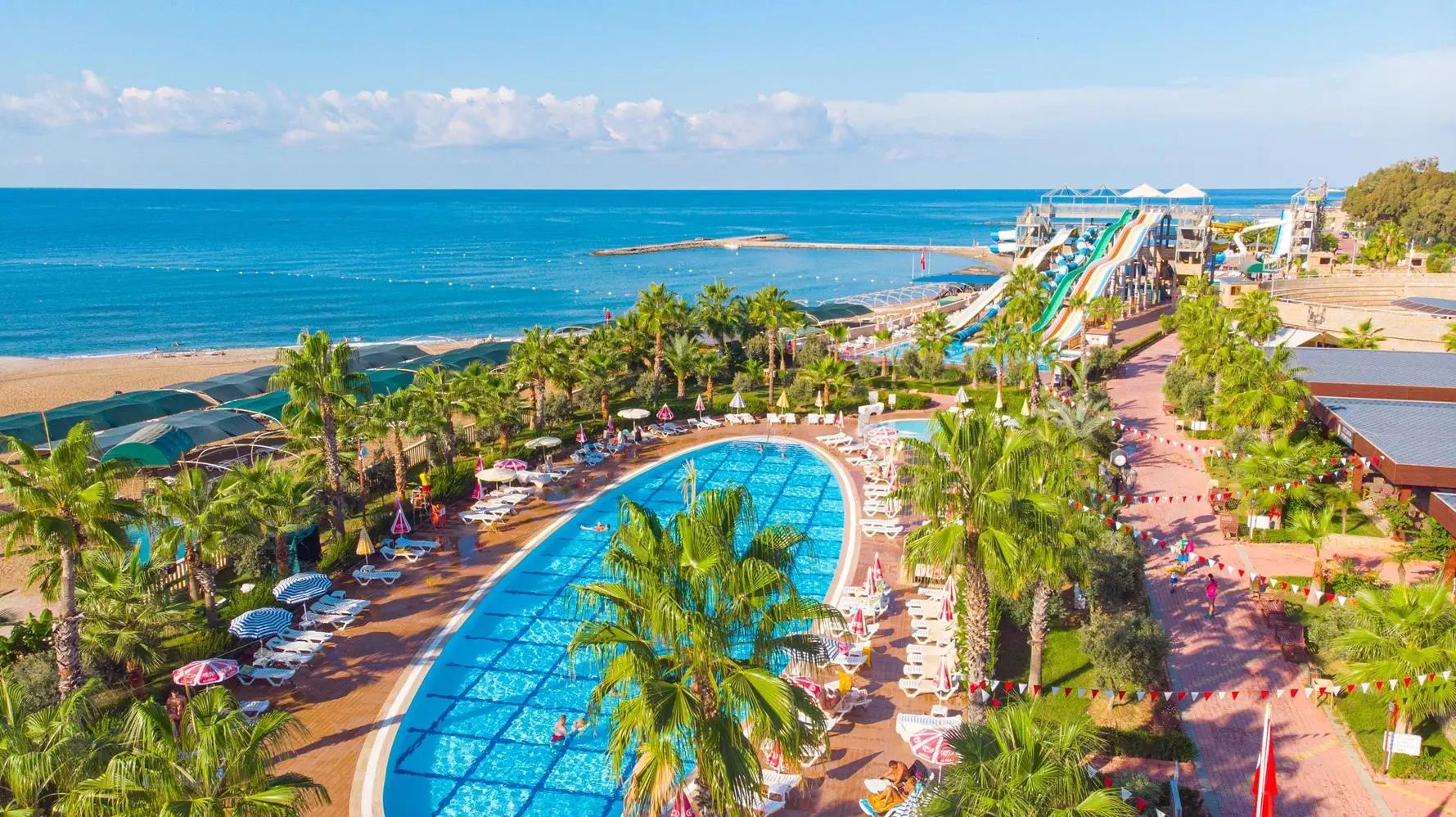 حوض السباحة