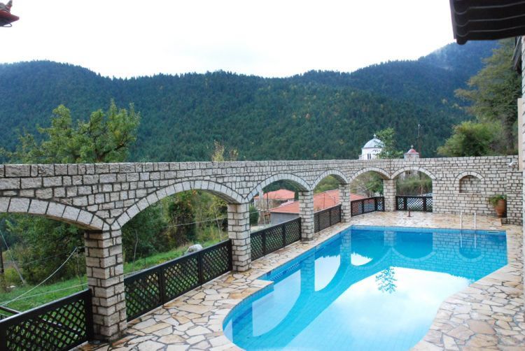 حوض السباحة