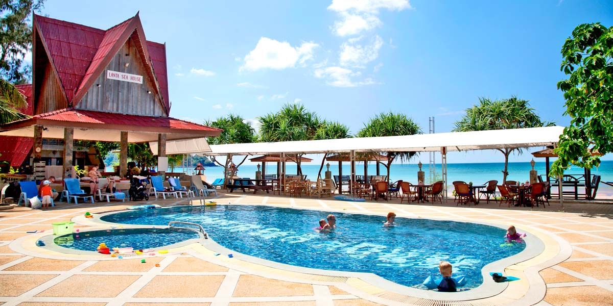 حوض السباحة