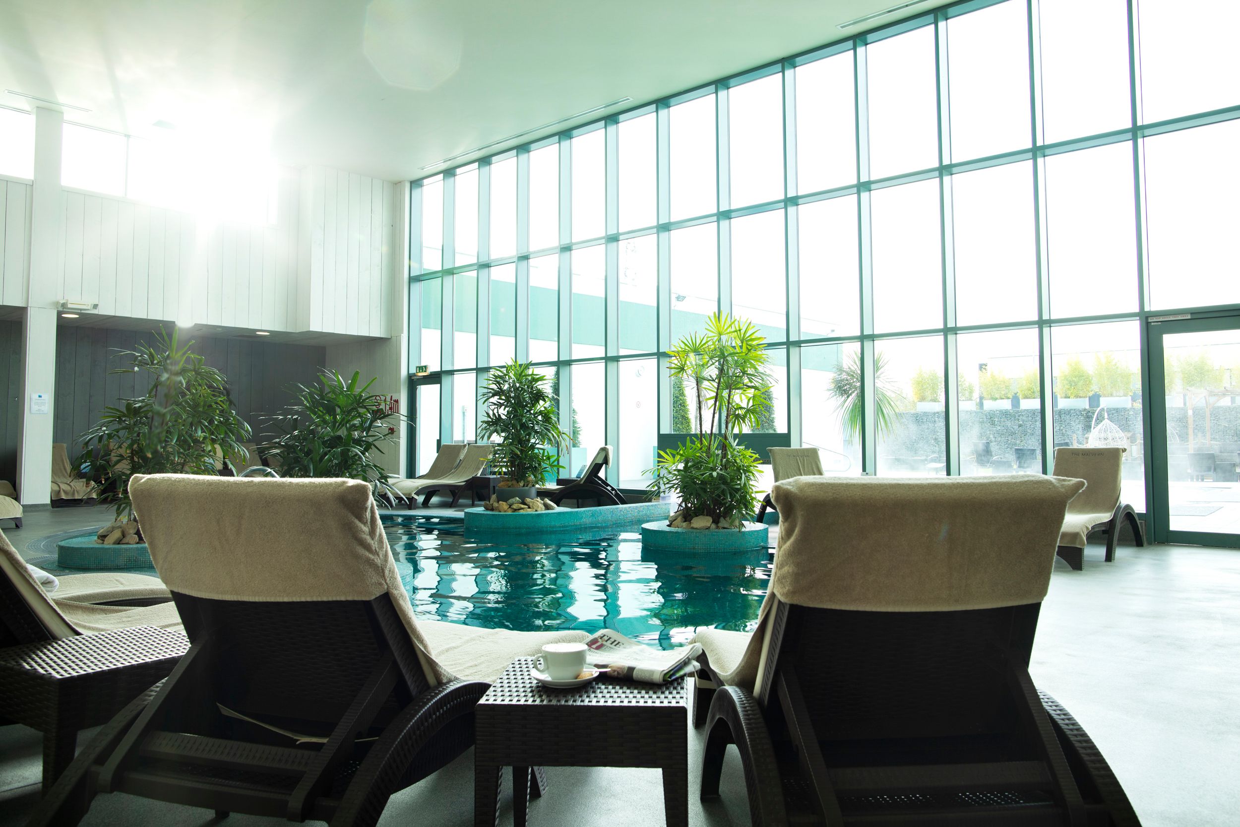 حوض السباحة