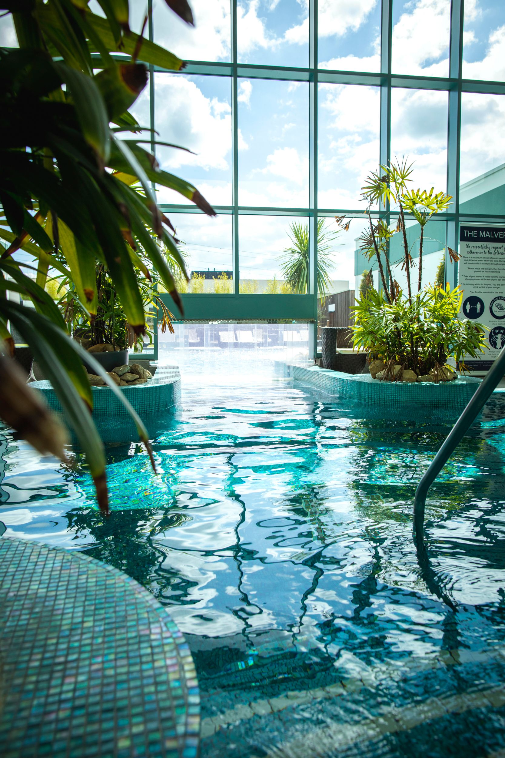 حوض السباحة