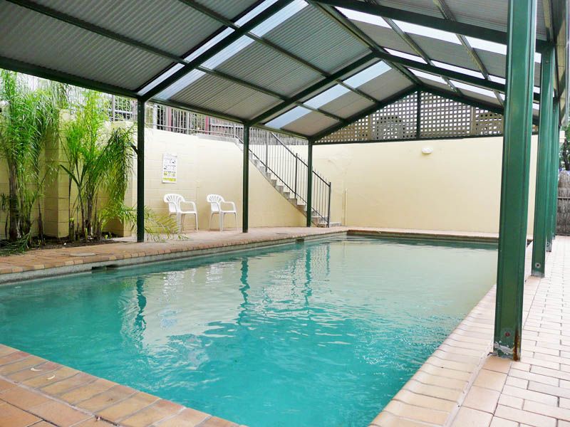 حوض السباحة