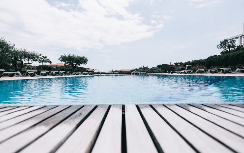 حوض السباحة