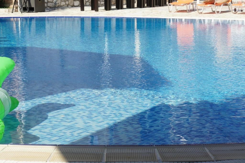 حوض السباحة