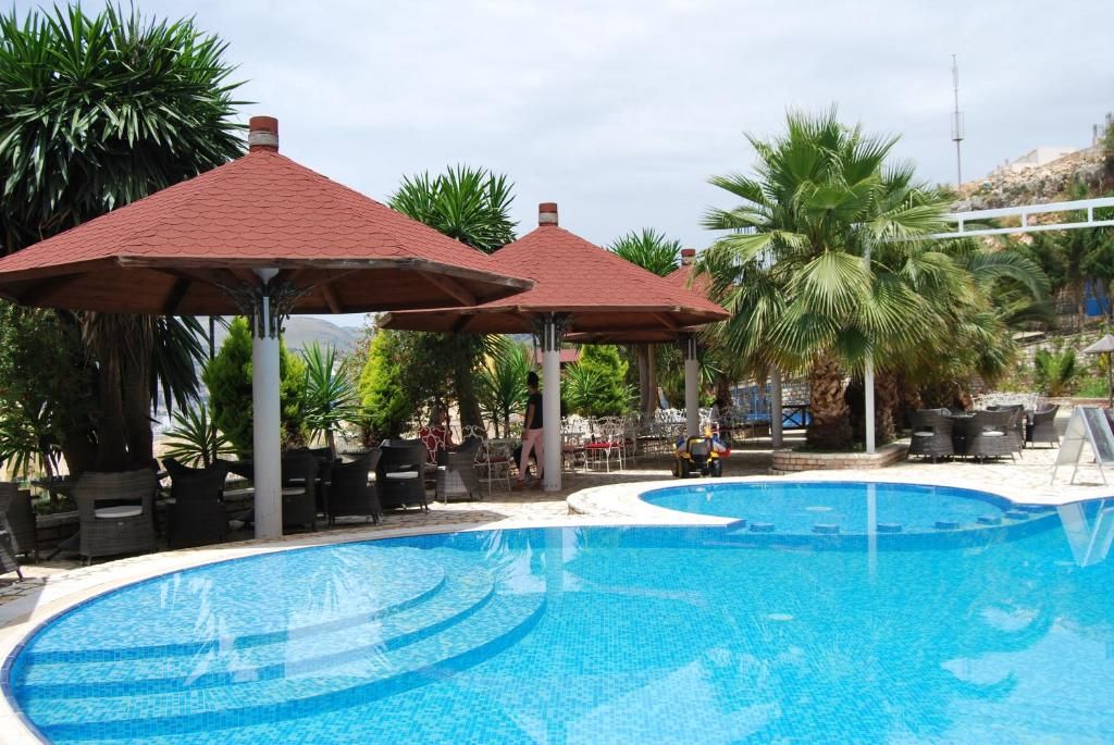 حوض السباحة