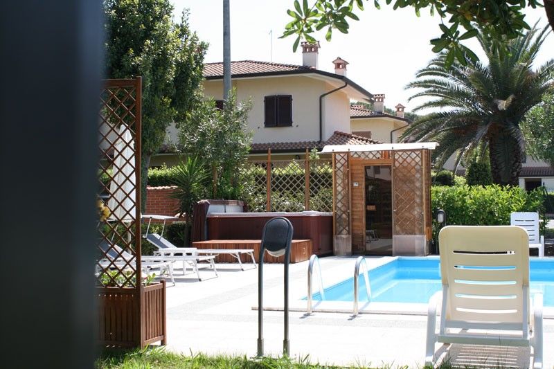 حوض السباحة