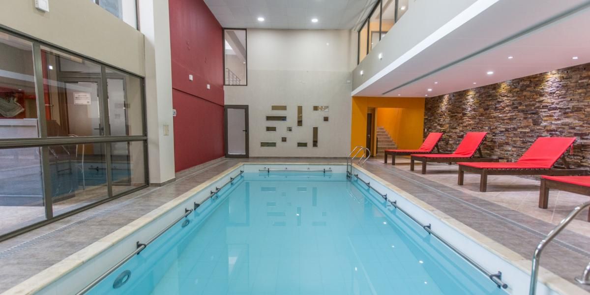 حوض السباحة