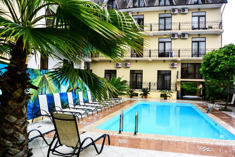 حوض السباحة